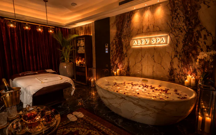 Alev Spa İstanbul; loş ışıklı jakuzili VIP süit